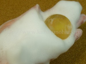 琉白お試しセットに入っていた月桃石鹸(ゲットウクリアソープ)の泡立ちを写真付きで紹介しています。