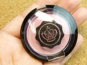 グロッシー９月分には、グロッシーボックス定期会員限定の色もの入ってました。KRYOLAN(クリオラン)ブラッシャー グロッシーローズウッド〈チーク〉は可愛らしいピンク。試しに使った後は娘に奪われてしまいます。