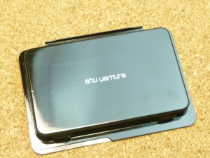 shu uemura（シュウウエムラ）グローイングフィット ファンデーション564richsandも入っていたので色合いやカバー力を写真付きで口コミします。