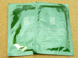 非売品リフトテープのついたエッセンスマスクが入ってました(herbal vitalizing face forming mask)