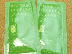 ボディ用洗浄料aroma foaming shower gelミネラルブラックとい石鹸があるのにも関わらずボディソープを別に作るとからには、こっちのほうがモコモコ泡ができるんだろうなぁと勝手に推測しました。