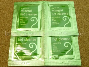 ＫＯＳＥのアウェイク基礎化粧品のクレンジングはmineral hot cleanse。毛穴の奥の汚れも温感クレンジングにより洗い流してくれそうです。