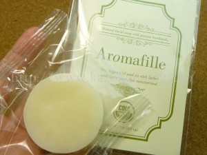 プラナスボックス１月分に入っていたaromafilleアロマフィーユフェイシャルソープはオーガニックのオリーブオイルが配合された石鹸、洗い流さないヘアトリートメントのセット。どちらも天然由来成分100％でできているそうです。