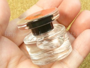 華やかな香りが特徴的なケンゾー フラワー エア オーデパルファムKENZO FLOWER IN THE AIR EAU DE PARFUM４ｍＬの使用感を写真付きで口コミ報告します。