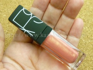 百貨店コスメのナーズ(NARS)のリップグロスが入ってました。色合いや使用感を写真付きで口コミします。