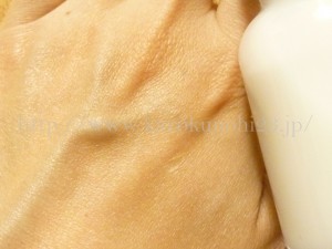 グラーストウキョウのボディミルク(waterlily)の肌なじみを写真付きで口コミ報告していきます。