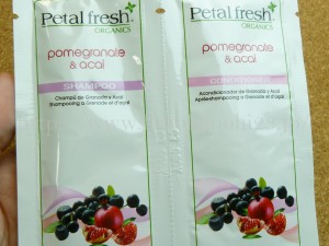 ペタルフレッシュ(Petal fresh)オーガニクス オーガニックシャンプー＆コンディショナーが入ってました。でも1パウチのみだったので、なんとなく残念。