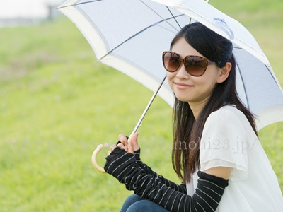 シミにも種類がある？あなたのシミに効果的な美白成分とはのイメージ写真として⇒サングラスにアームカバー、日傘をさして日やけを予防している女性画像