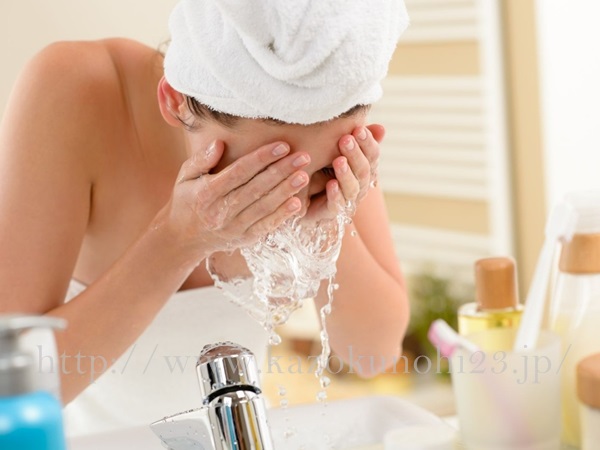 ターンオーバーサイクルが崩れる要因の一つとしてあげられていた洗顔のしすぎ。画像は洗顔しているところです。