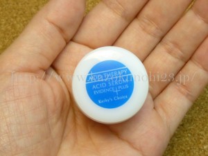 アシィドセラムエビデンスプラス(酸トリートメント) は美容液にあたるそうで、順番としては化粧水の後、クリームの前に使います。