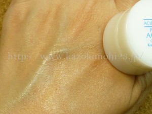皮膚が薄い日本人のために作られたピーリング化粧品の締めくくりはビタミンC誘導体3%配合の美容ビタミンカクテルクリームでした。肌なじみなどを写真付きで報告してます。