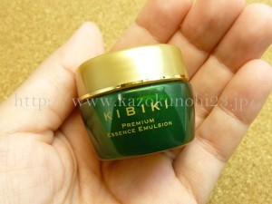 抹茶で作られたスキンケアKIBIKI(きびき)のプレミアム・エッセンス・エマルジョンの質感や肌なじみを写真付きでレポート中。