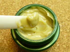 抹茶コスメキビキ(きびき)の保湿クリームの肌なじみや香りをレポート中。茶カテキンたっぷりはいってるかな?