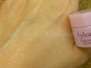 乾燥小じわを保湿することで目立たなくさせるエイジングケア基礎化粧品 保湿力に優れた独自成分シルヴァンブルームエキス配合スキンケアの肌なじみ写真付き