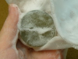 和漢植物エキス配合の洗顔石けんの使用感を口コミします。 京乃雪 ナチュラルソープの泡立ち、洗い上がりを写真付きで紹介