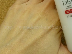 エラスチン、セラミド配合の薬用ホワイトミルキーローション ローション状乳液で美白ケアと肌荒れを防ぎます。