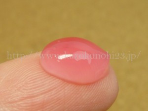 デルマQⅡマイルドピーリングゲルWタイプ(洗い流し用ゲルマッサージ料)35g デルマQ2 ゴマージュの色合いを手にのせて撮影しました。