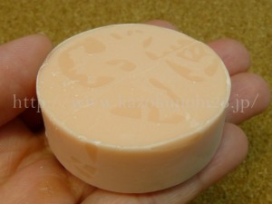 voige(ヴォイッジ)モイスチャーソープの大きさを手で比較 保湿スキンケアの洗顔石けんの泡立ちなどの使い心地を報告