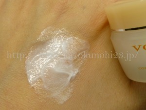voige(ヴォイッジ)保湿スキンケアのスキンコンセントレートの質感を画像で紹介。 Voige5日間うるおい美肌体験セットの保湿クリームを使ってみた感想。