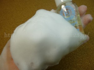 世界先行発売 バナナの保湿力がぎゅっと詰まった洗顔料の泡立ちレポート(写真付き) ドール バナナチュラ泡立ちや洗い上がりを画像で紹介します。