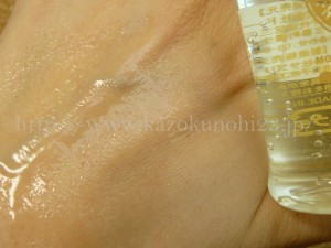 バナナの栄養がたっぷり配合されたスキンケア化粧水の肌なじみを写真付きで紹介。 シンプル3ステップケアのドールの整える化粧水を使ってみた感想。