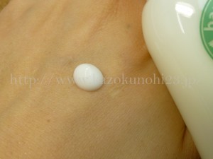 ドール エイジフリー大人女子のための3ステップスキンケア乳液の肌なじみ バナナチュラ乳液の使用感を写真付きで紹介しています。