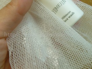沖縄生まれのハイビスカスフェイスウォッシュの使用感を口コミします ハイビスカスに宿る保湿力の入った洗顔料で泡立ちを検証します