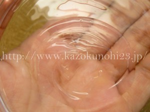 ガラス容器の中で少しだけくるくるとなじませようと試みた画像