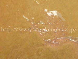 いくらコネコネしてもでてくるのは気泡のみ、ポロポロにはなりません。