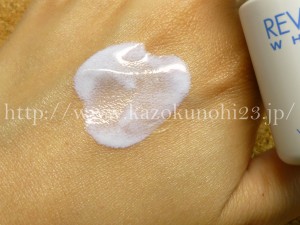 ヤクルト美白ケア用基礎化粧品の日中用美白乳液の仕上がりを写真付きで報告します。
