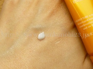 薬用スキンケアシンプスエナジーチュール美白有効成分アルブチン配合セラムクリームの肌なじみを写真付きで口コミします