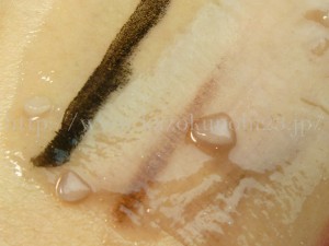 固形のクレンジングはくるくる肌になじませていくうちにオイル化します。オイル化する前のバーム状のクレンジングをアップで紹介。