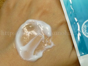 写真用の手の甲に塗る分以外を顔に移してWモイスチャーゲルを広げてみます。