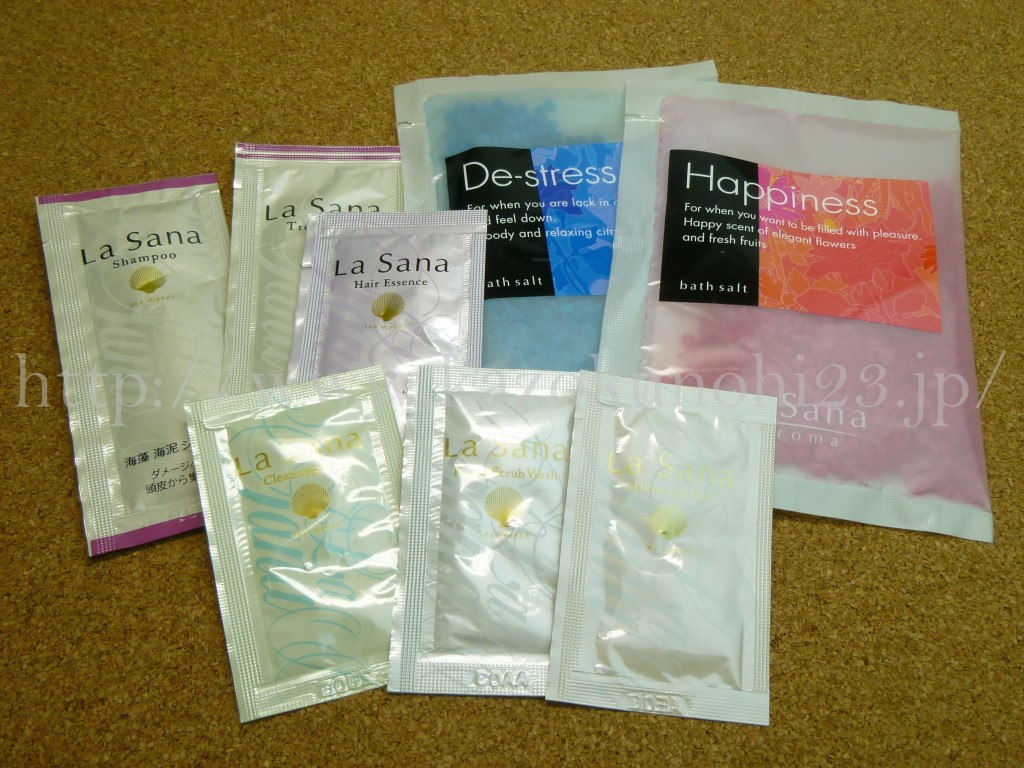 ラサーナ(La Sana) 海藻オールインワンゲルを購入するとついてくるおまけ達。軽いパウチ祭りになってます。