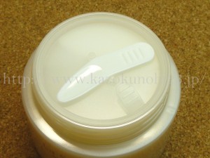 ラサーナオールインワンゲルのスパチュラは掴む場所にすべり止めがついていました。