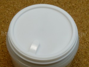 紫粋(しすい)高麗人参ゲルは中蓋があるのでそれを取り除きます。
