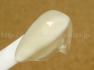 スパチュラに取ってみてもかすかに高麗人参の黄金色をしています。