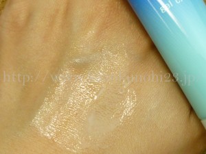 富士フイルム２０代３０代の大人ニキビ用基礎化粧品ルナメアＡＣの薬用保湿ジェルクリームの肌なじみを画像で紹介します。