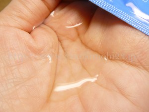 カセットコンロで有名なイワタニの化粧品フジナ(fujina)のお試しセットに含まれる化粧水1パウチ分を手のひらにのせてみました。