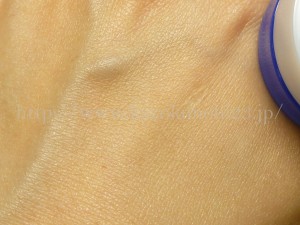 質感はゲル、なじみ方はジェル、保湿力はクリームの優秀なフジナクリームAを実際に使ったので写真付きで口コミします。