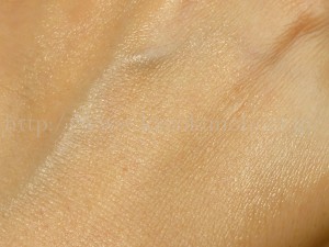 ピアベルピア美容オイルは赤い色をした紫根エキス配合。炎症を抑えることがニキビ対策・毛穴ケアにつながります。
