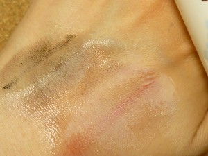 水クレンジングのようにあっさりとした使い心地のカナンアクアクレンジングローション。コットンケアが推奨されていますが今回はクレンジング力が見たかったため、コットンによるケアではなくなじませて流すケアに変更しました。