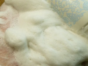 クレイパックも楽しめるカナンのミネラルクレイウォッシュの泡立ちを画像でまとめてみたので口コミ報告します。