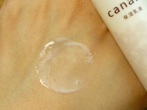 カナンの保湿乳液の肌なじみを写真付きでレポートします。