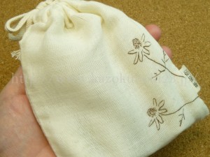 オーガニックコットンOrganic cottonの巾着つき。柔らかい色合いで素朴な絵柄がsoooo　good