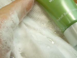 yakult revecy washing　ヤクルトの洗顔料には乳酸菌はっ酵エキスが配合されているため、角質を柔らかくし肌のターンオーバーを整えることができます。写真は泡立ちの良さを撮影したところ。
