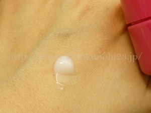夜ケアのステップは化粧水の次にスキンエンカレッジング ジェル(多機能夜用ジェル)を足すのみと簡単です。質感も良いハーフゲルタイプ