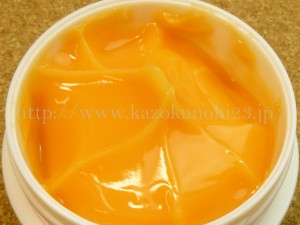ビタミンカラーが印象的なリバイバルローズモイストリッチゲルは、化粧下地・美容液・化粧水・乳液・クリームなどが入ったオールインワンクリーム。