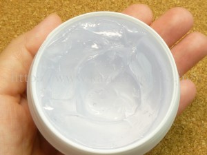 肌に刺激の少ない化粧品を目指して作られた美白用マッサージジェルの使用感や肌なじみを写真付きで口コミします。