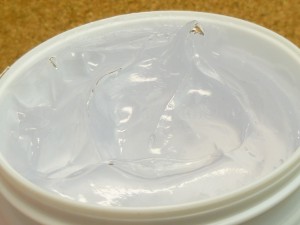 グレースアンドルケレシミウスの薬用ホワイトニングリフトケアジェルを使ってみたので肌なじみや質感を画像付きで順に口コミ報告します。
